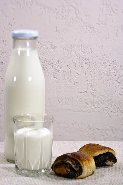 Свежее белое молоко с коричневой булочкой — стоковое фото