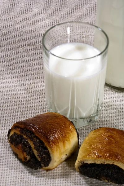 Verse witte melk met gebruind broodje — Stockfoto