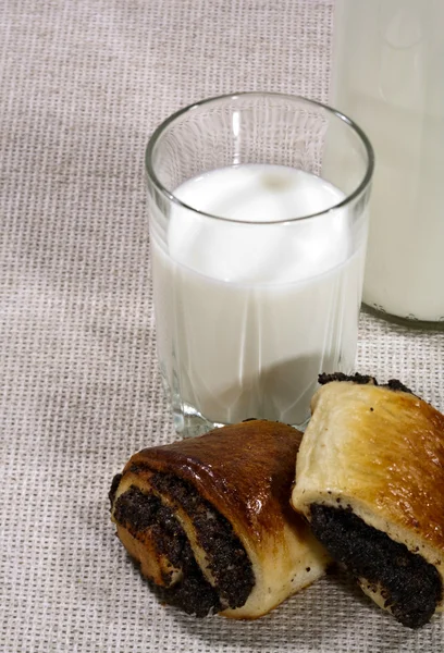 Свежее белое молоко с коричневой булочкой — стоковое фото