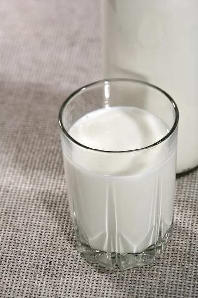 Latte bianco fresco sul tavolo . — Foto Stock