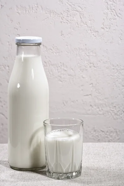 Latte bianco fresco sul tavolo . — Foto Stock