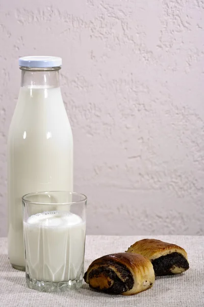 Свежее белое молоко — стоковое фото