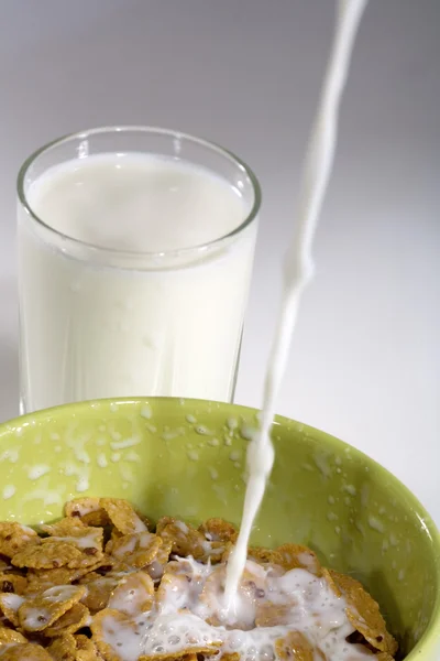 Fiocchi di mais con latte bianco — Foto Stock
