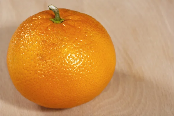 Fruta fresca de mandarina en escritorio de madera — Foto de Stock