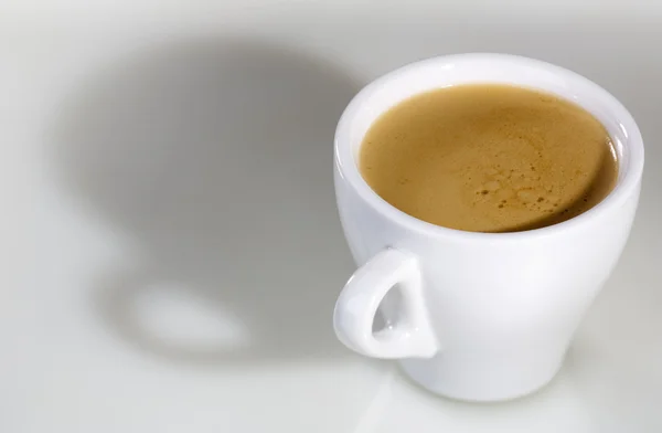 Белая чашка с кофе эспрессо — стоковое фото