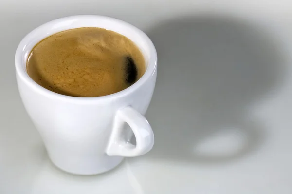 Біла чашка з кавою еспресо — стокове фото