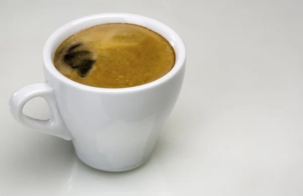 Taza blanca con espresso —  Fotos de Stock