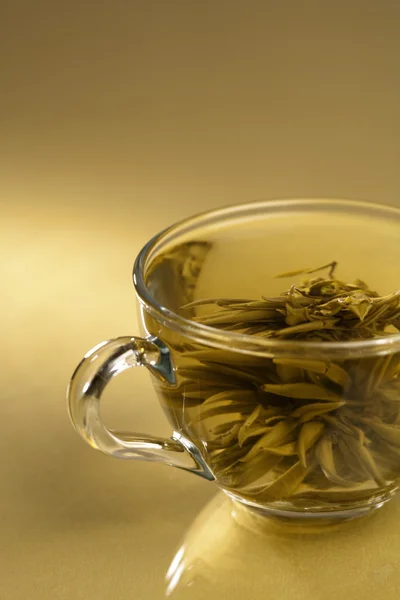 Чашка чистого зеленого чая — стоковое фото