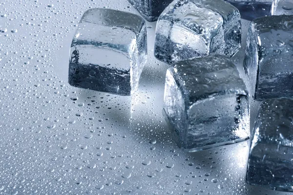 Cubo di ghiaccio e gocce d'acqua — Foto Stock