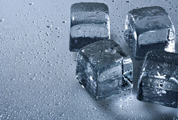 Ice cube och vatten droppar — Stockfoto
