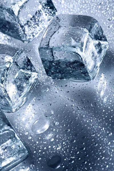 Лёд с капельками воды — стоковое фото