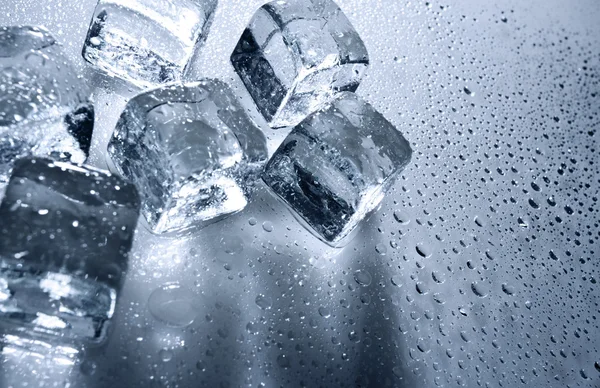Eis mit Wassertropfen — Stockfoto