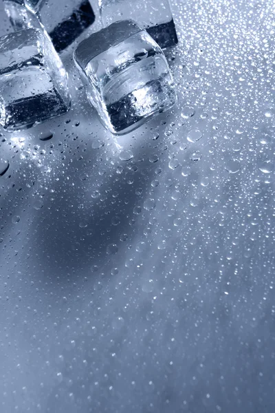 Ijs met waterdruppeltjes — Stockfoto