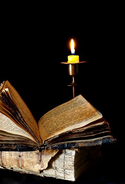 Altes religiöses Buch und Kerze — Stockfoto