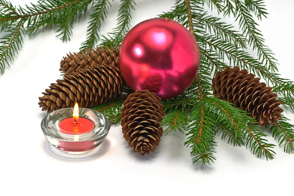 Christrmas strom, kónus,, svíčku a koule — Stock fotografie
