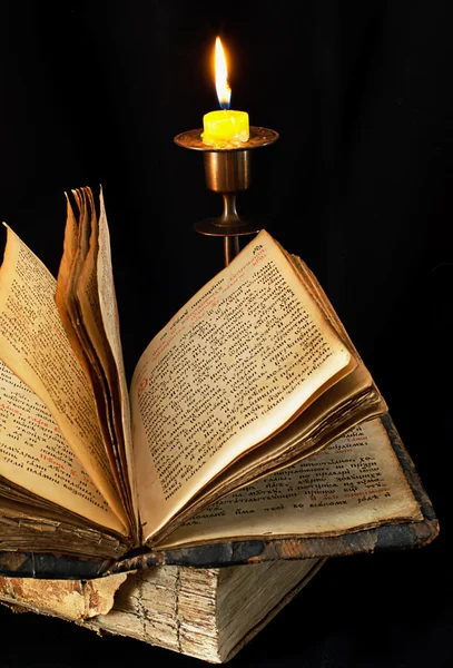 Vecchio libro religioso e candela — Foto Stock