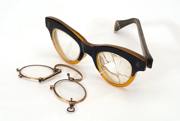 Розбивати старі окуляри — стокове фото