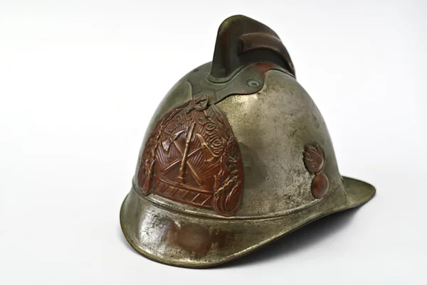 Старый шлем для пожарного — стоковое фото