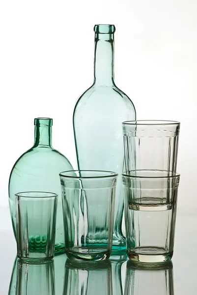 Alte Flasche und Trinkglas Stockbild