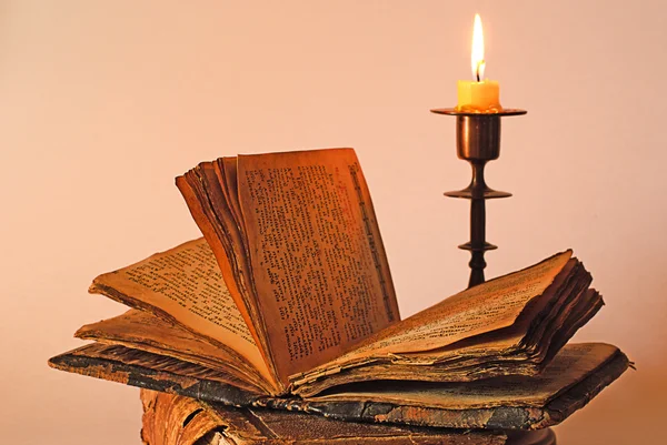 Staré náboženské knihy a svícen — Stock fotografie