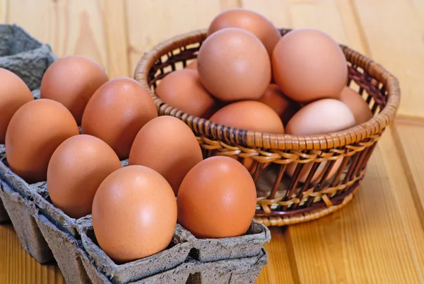 Κοτόπουλο αυγά του καφέ χρώματος σε χαρτόνι Φωτογραφία Αρχείου