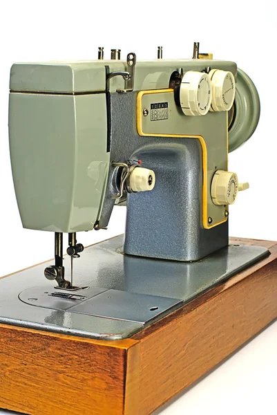 Eski elektrik dikiş makinesi izole — Stok fotoğraf