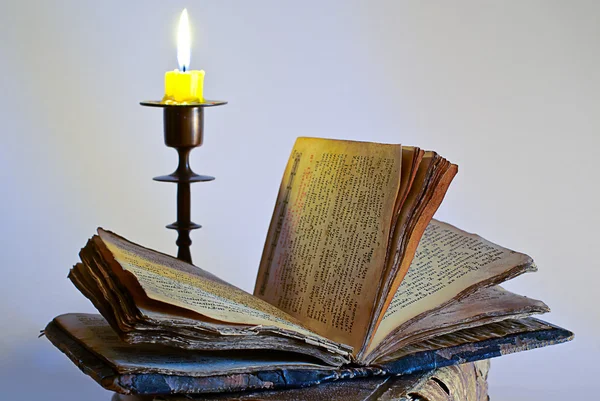 Antiguo libro religioso y candelero — Foto de Stock