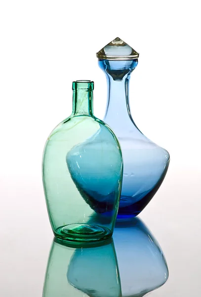 Παλιά botlle σε λευκό αντανακλάται στον καθρέ — Φωτογραφία Αρχείου