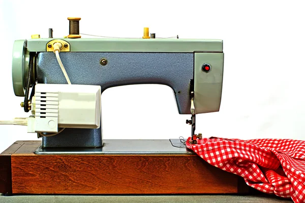 Старая электрическая швейная машина — стоковое фото