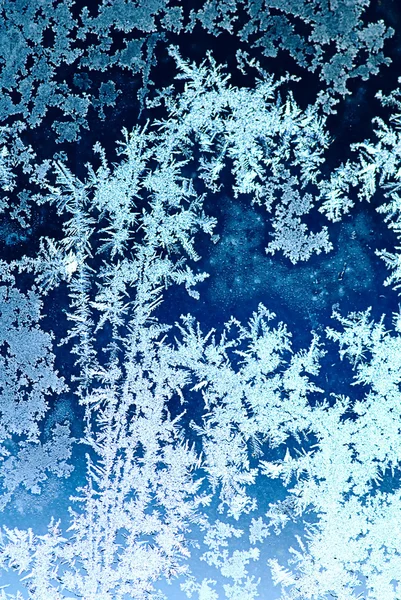 Frosty patroon op vensterglas — Stockfoto