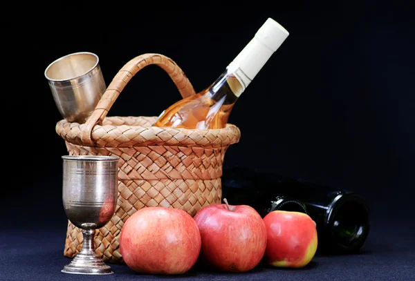 苹果、 酒杯和瓶 — 图库照片