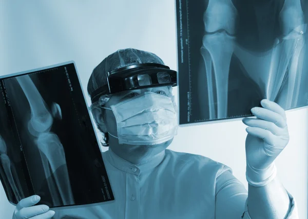 Зрелый врач осматривает рентген — стоковое фото