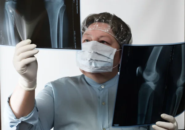 Médico maduro examinando imagen de rayos X —  Fotos de Stock