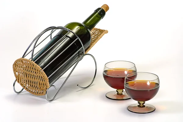 Butelka wina w koszyku — Zdjęcie stockowe