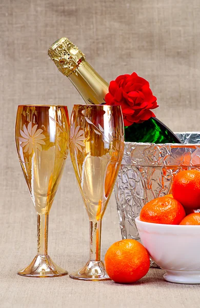 Flautas de champán en cubo de hielo , Imagen De Stock