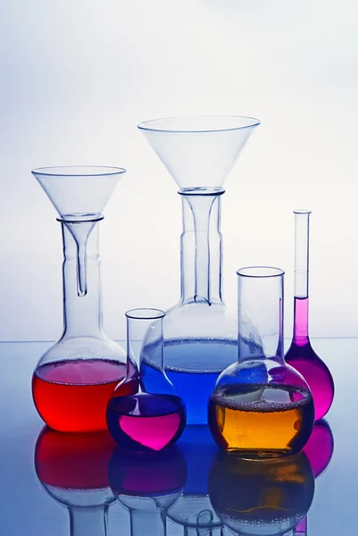 Vidros de laboratório com solução — Fotografia de Stock