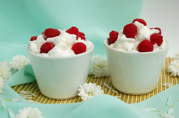 Raspberrys com chantilly branco — Fotografia de Stock
