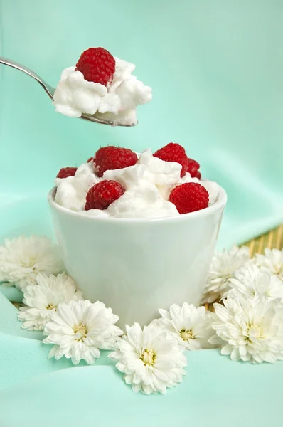 Raspberrys met witte slagroom — Stockfoto