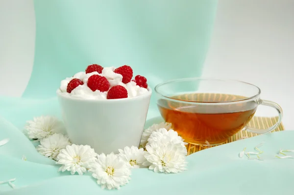 Raspberrys med vit vispgrädde — Stockfoto