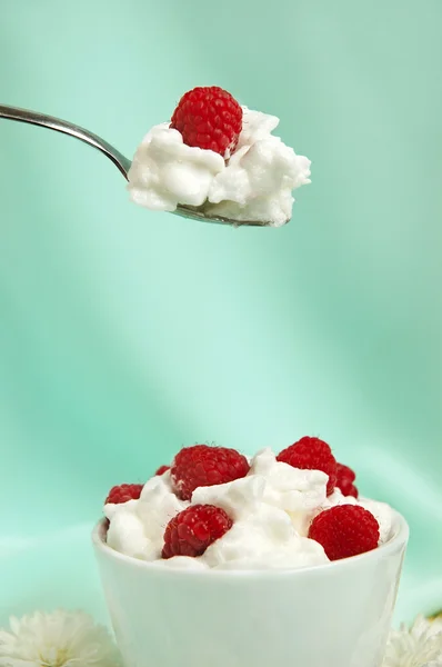 Raspberrys con crema batida blanca — Foto de Stock