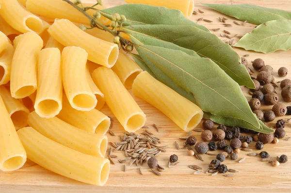 Macaroni with bay leaves and spice — Stock Photo, Image