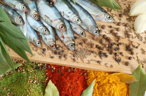 Vissen met laurierbladeren en specerijen — Stockfoto