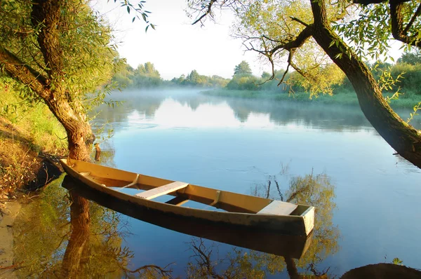 Красивая река и желтая лодка — стоковое фото