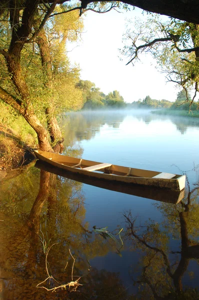 Prachtige rivier en gele boot — Stockfoto