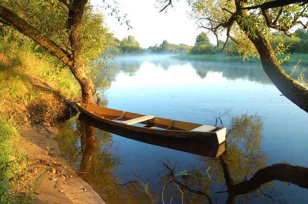 Prachtige rivier en gele boot — Stockfoto