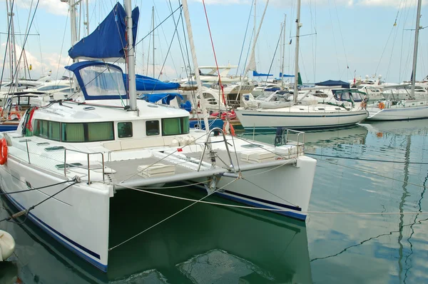 Catamarano e barche attraccate — Foto Stock