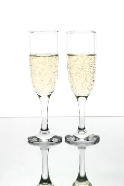 Bir çift şampanya kadehi. — Stok fotoğraf