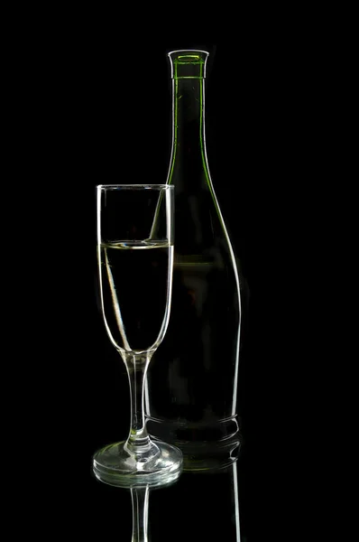 Garrafa de vinho e vidro — Fotografia de Stock