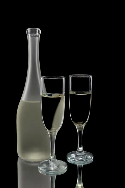 Par de flautas de vinho e garrafa — Fotografia de Stock