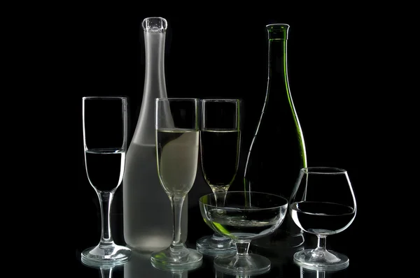 Şarap şişeleri ve bardaklar. — Stok fotoğraf